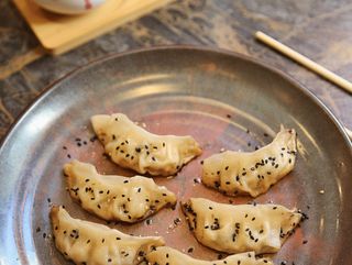 25.Gyozas de gamba, carne de cerdo y verduras a la plancha