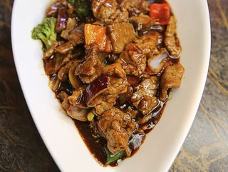 53.Láminas de ternera con salsa de ostras y almendras