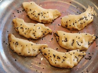 24.Gyozas de ternera y verduras a la plancha