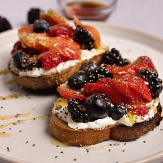 Tostada de Frutos Rojos 