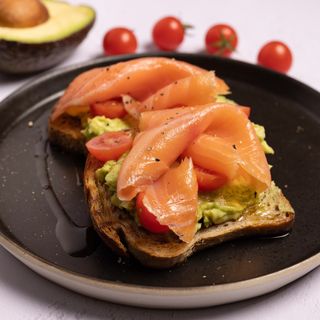 Tostada de Salmón, Aguacate y Tomate