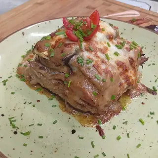 Musaka de pierna de lechal deshuesada