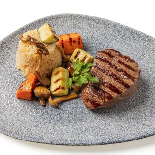 Solomillo De Ternera Angus Con Salsa con Guarnición