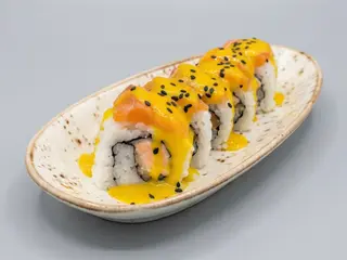 Uramaki De Salmón Tempurizado (8 Pzs.)