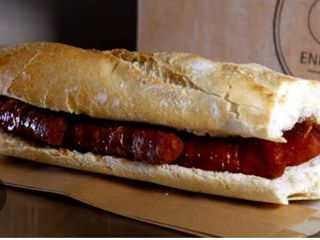 Bocadillo chistorra con queso