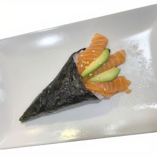 #99 Temaki de salmón