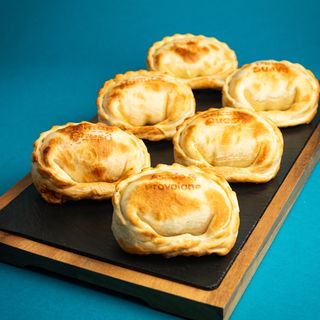 Caja de 6 empanadas + Salsas