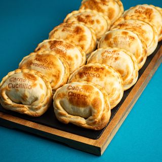 Caja de 10 empanadas + Salsas