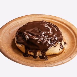 1 Cinnamon Roll con Chocolate y Avellana