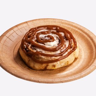1 Cinnamon Roll Caramelo Salado.