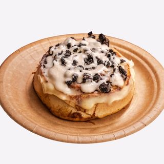 1 Cinnamon Roll de Oreo y chocolate blanco