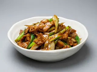 96N-Ternera Con Salsa Yakiniku