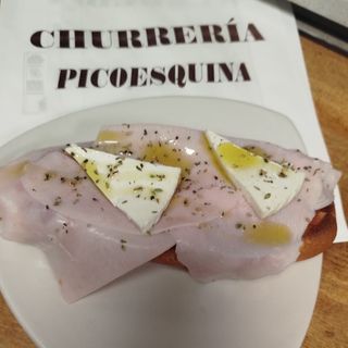 tostada pavo queso fresco y tomate