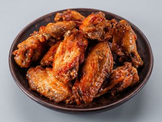 Alitas de Pollo con salsa BBQ x 6 unidades