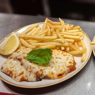 Pechuga de Pollo a la Parmigiana con patatas fritas