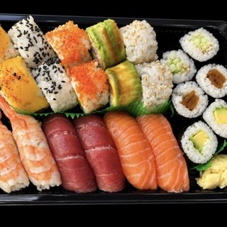 Bandejas De Sushi Variado 2 Personas (22 Uds.)