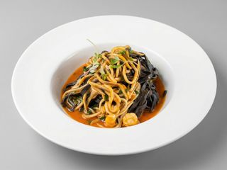 Fetuccine Negro Con gambas y gulas