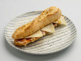 B. Sobrasada con Queso Semicurado Y Cebolla Pochada