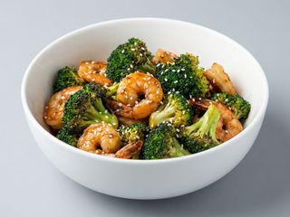 Gambas Con Brécol Frito Con Salsa