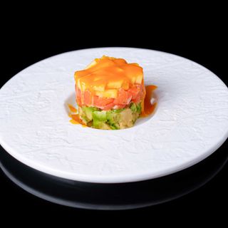 129.tàrtar de salmón,aguacate , mango