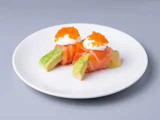 132.Salmón,aguacate ,queso roll (2u)