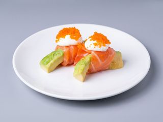 132.Salmón,aguacate ,queso roll (2u)