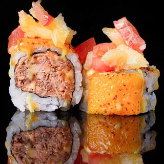 74.Uramaki Salmón cocido,queso cheddar y piña,tomate
