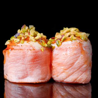 110. Gunkan De Salmón flameado con pistacho