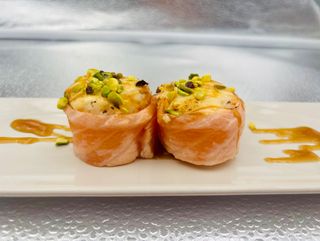 110. Gunkan De Salmón flameado con pistacho