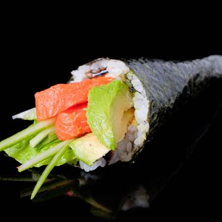 121. Temaki De Salmón
