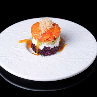 126. Tarta De arroz negro con queso ,aguacate, Salmón ,kataifi (1 Uds.)