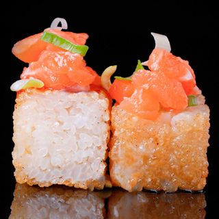 212. Tempura Maki Crujiente de Salmón, Arroz, Cebolla y Cebollinos (8 Uds.)