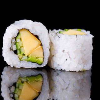 80. Uramaki De aguacate con pepino I Mango (8 Uds.)