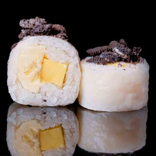 81. Uramaki De plátano ,mango con oreo cookies (8Uds.)