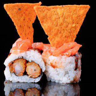 82. Uramaki De Tempura De Langostino con Salmón (8 Uds.)