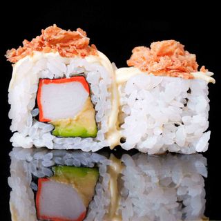83. Uramaki De Surimi con aguacate I Cebolla frita (8 Uds.)