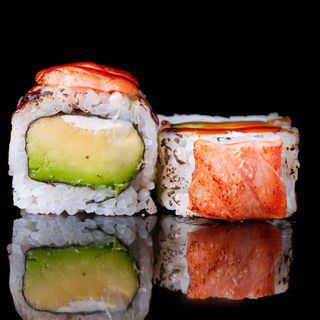 84. Uramaki De aguacate con queso I Salmón Flameado (8 Uds.)