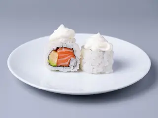 85. Uramaki De Salmón con aguacate I Queso (8 Uds.)