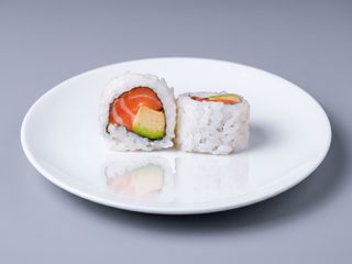 86. Uramaki De Salmón con aguacate (8 Uds.)