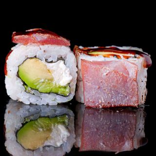 87. Uramaki Maki De Aguacate con Queso I Atún Flameado (8 Uds.)