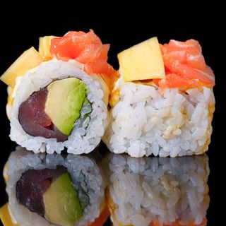 88. Uramaki De atún con aguacate i Salmón (8 Uds.)