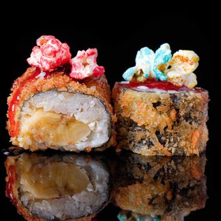 213. Tempura Maki de Plátano y Queso con Palomitas (8 Uds.)