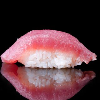 97. Nigiri De Atún (2 Uds.)
