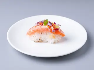 99. Nigiri salmon flameados,cebolla y cebollino (2 Uds.)