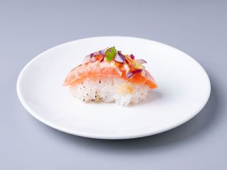 99. Nigiri salmon flameados,cebolla y cebollino (2 Uds.)
