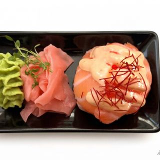 Salmón picante Gunkan (1 pieza)