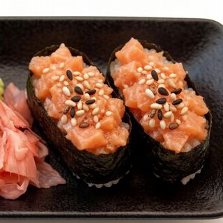 Salmón Gunkan (2 piezas)