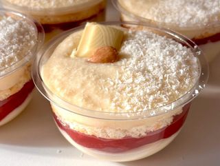 Tarta de coco y fresas