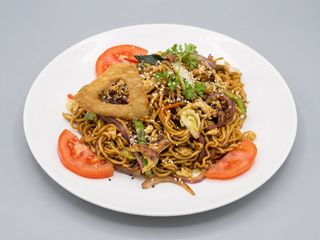 D1B Tallarines Japoneses Salteados con verduras, pollo y huevo