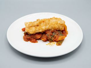 Bacalao rebozado con pisto murciano